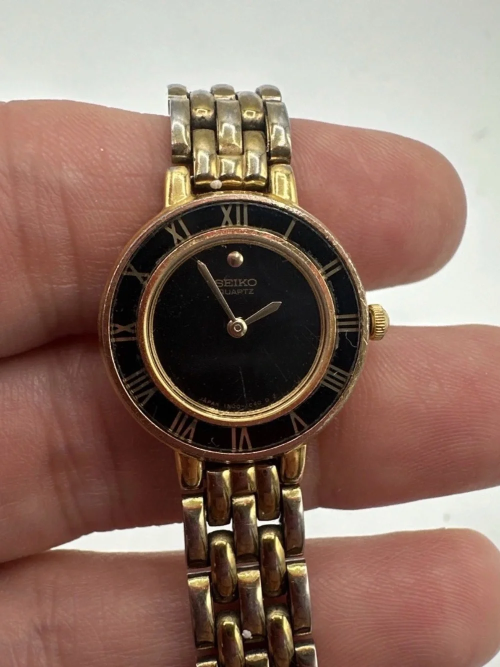 Seiko Womens Watch 1N00-0D29 Gold Black Dial Roman 21mm Quartz